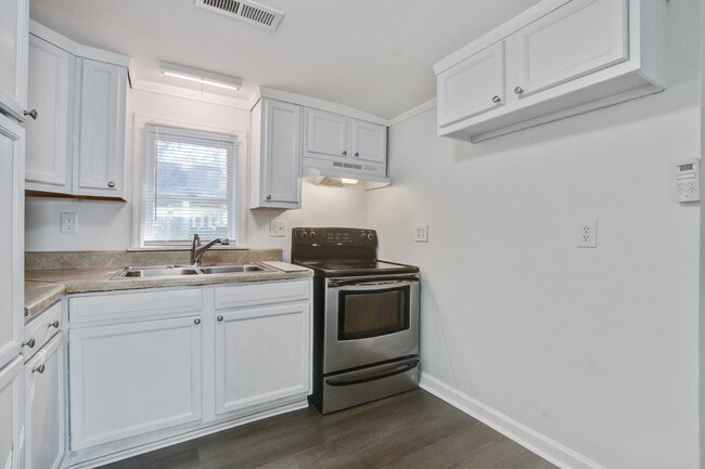 Building Photo - 4716 Mint Ave