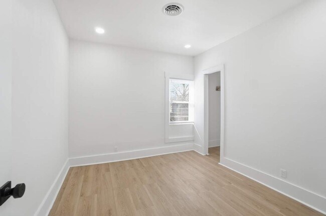 Building Photo - 630 Ewing Ave