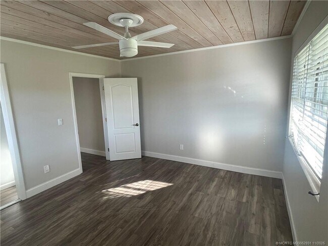 Building Photo - 885 NW River Shores Blvd