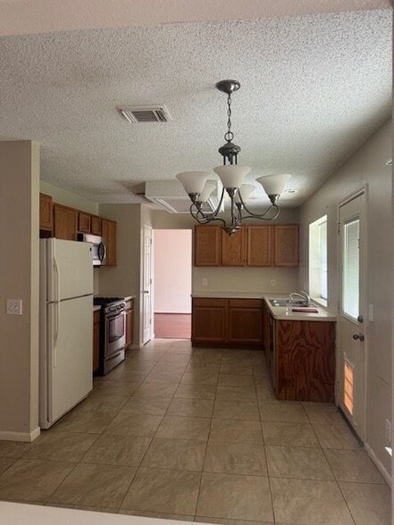 Building Photo - 9914 Cedaredge Dr