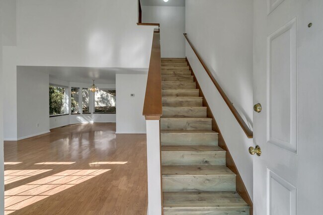 Building Photo - 3-bedroom, 2.5-bathroom home located in Fe...