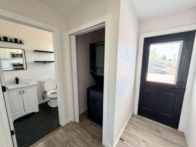 Building Photo - 1447 E Mountain View Rd