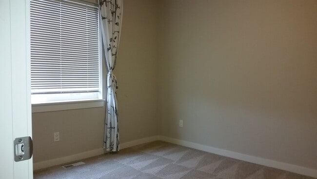 Building Photo - Amazing 4 beds, 2 dens, 2.75 baths in Kirkland.  Minutes to Microsoft/Costco