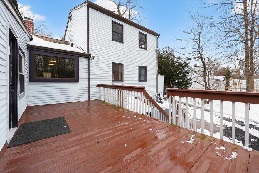 Building Photo - 615 Monroe Tpke