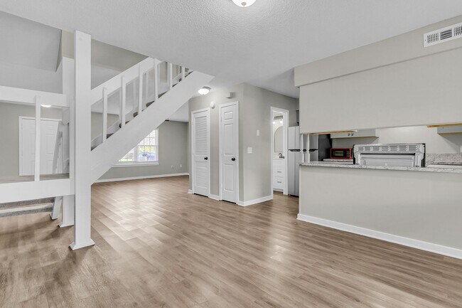 Building Photo - 3 Bedroom 1.5 Bath Town Home in North Charleston