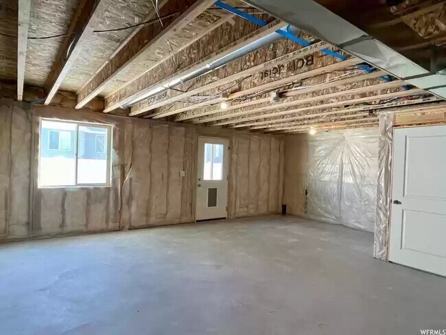 Walk out basement - 14937 S Messi St