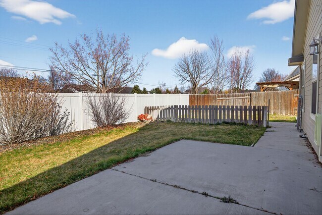 Building Photo - Spacious Home in Quiet Star Cul-de-Sac with Large Yard