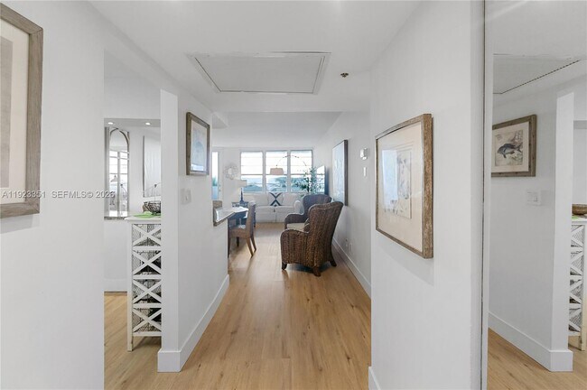 Building Photo - 100 Lincoln Rd