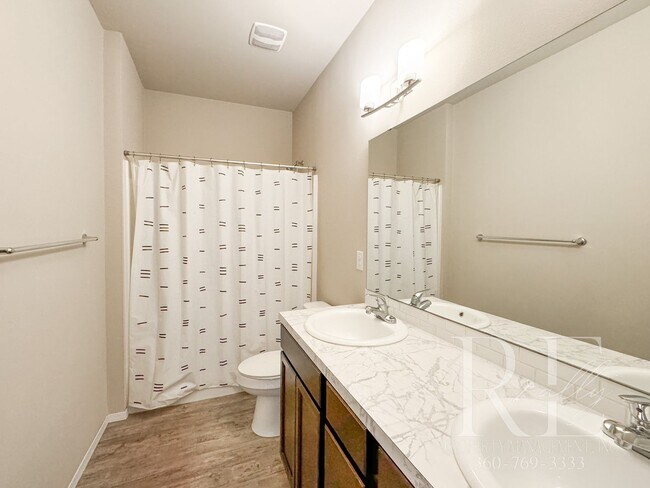 Building Photo - Modern End-Unit Townhome with Private Fenced Yard, Gourmet Kitchen & Spacious Layout