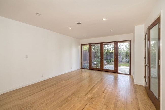 Building Photo - Elegant 3 Bed 2 Bath Home, Beautifully Remodeled in 2011