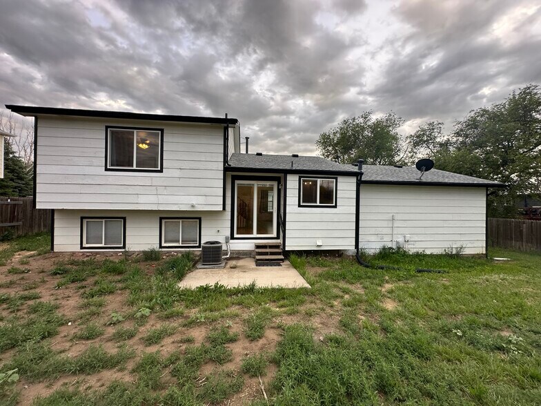 Building Photo - 102 Comanche Ct