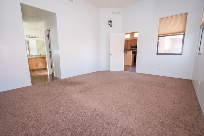 Building Photo - 3 Bedroom, 2 Bath Sante Fe, 2 Car Garage, ...