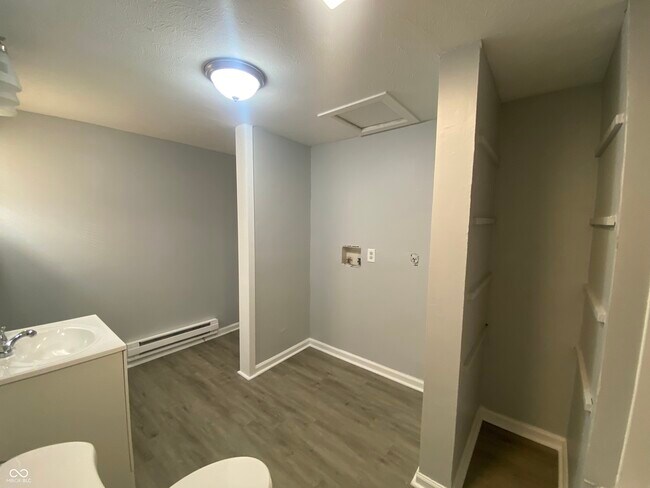 Building Photo - 86 N Holmes Ave