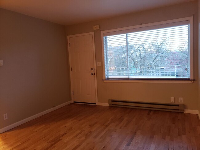 Building Photo - Fremont - Small Building - 1BR Top Floor C...