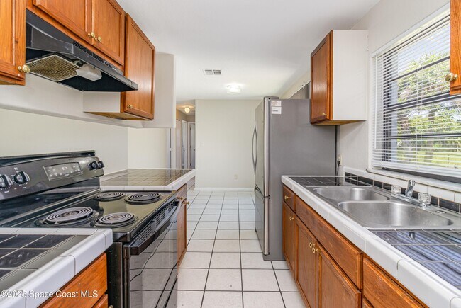 Building Photo - 3648 Tomlin Dr