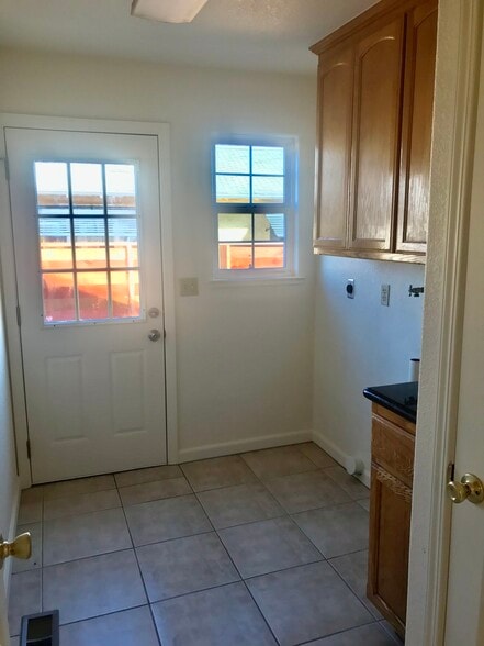 Laundry room with rear access - 1601 E San Fernando St