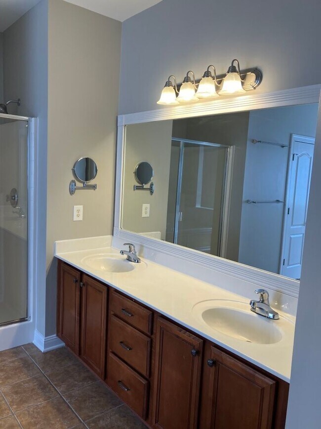 Building Photo - Spacious home in Brentwood