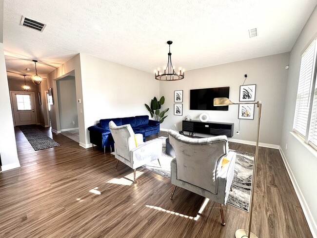 Building Photo - Furnished House in Avon