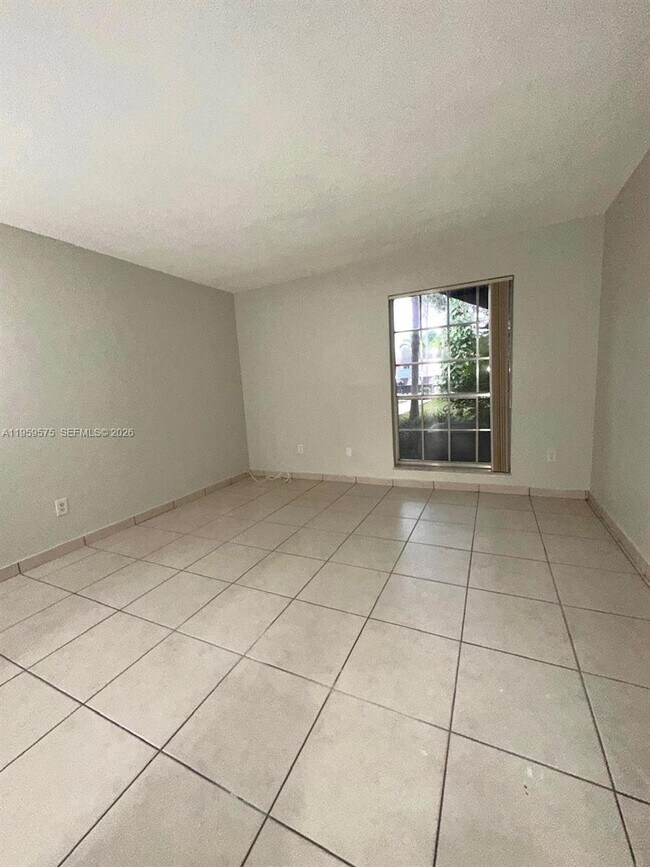 Building Photo - 10786 N Kendall Dr