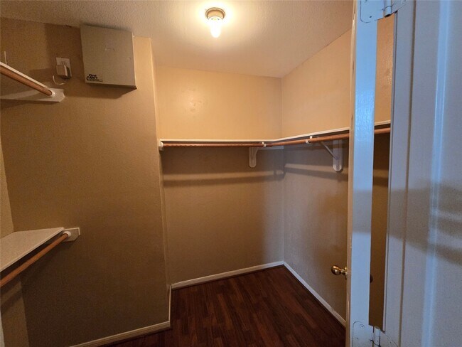 Building Photo - 3828 Shire Valley Dr