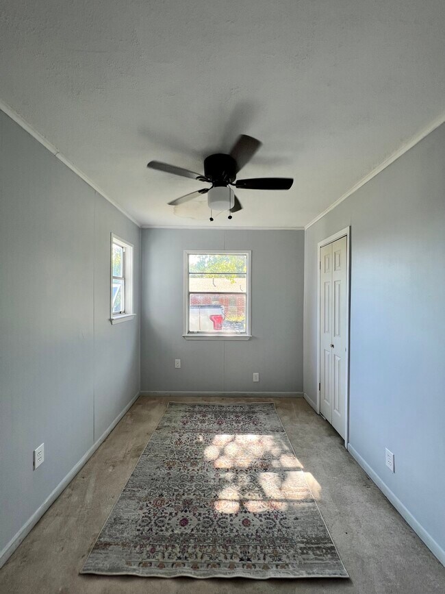 Building Photo - 501 W Elm St