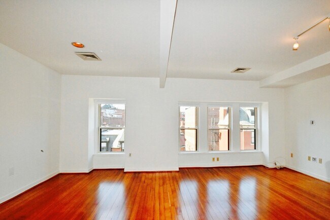 Building Photo - 32 Fairfield St