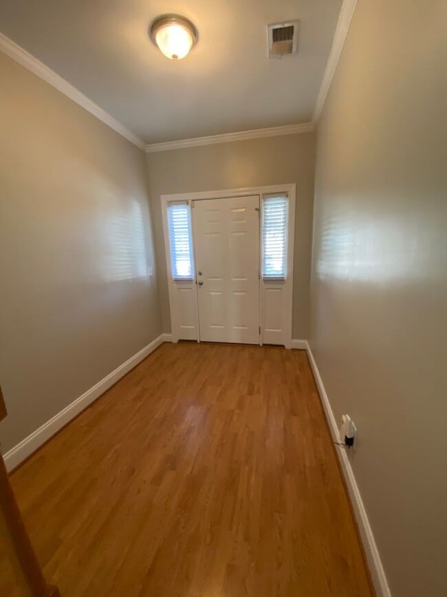 Building Photo - End Unit Townhouse in Pennington Square