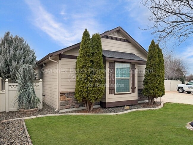 Building Photo - 3349 N Justin Ave