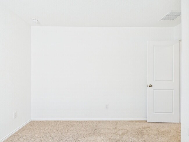 Building Photo - "Open-Concept Living in Fredericksburg"