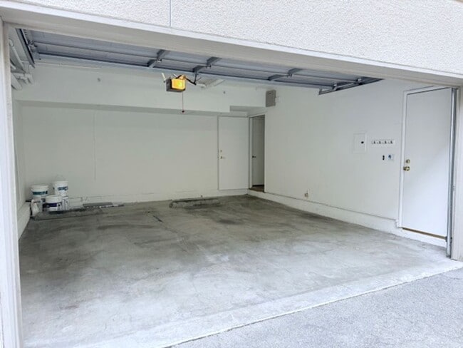 Building Photo - Fully Remodeled End-Unit with Views, Private Garage & Flexible Living Space – South of the Blvd