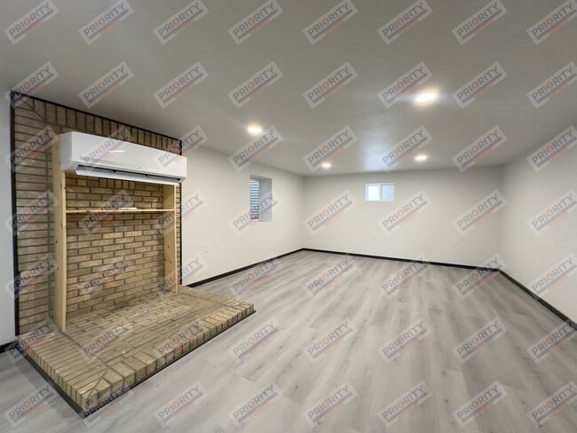 Building Photo - 605 S Miller Ave