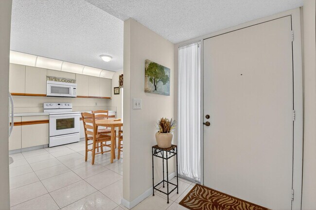 Building Photo - 5560 Fairway Park Dr