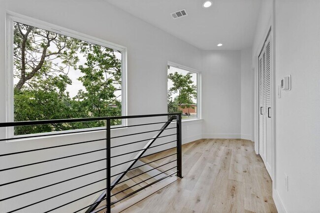 Building Photo - 8507 Hathaway Dr