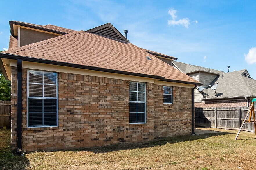 Building Photo - 4902 Longleaf Oak Cove