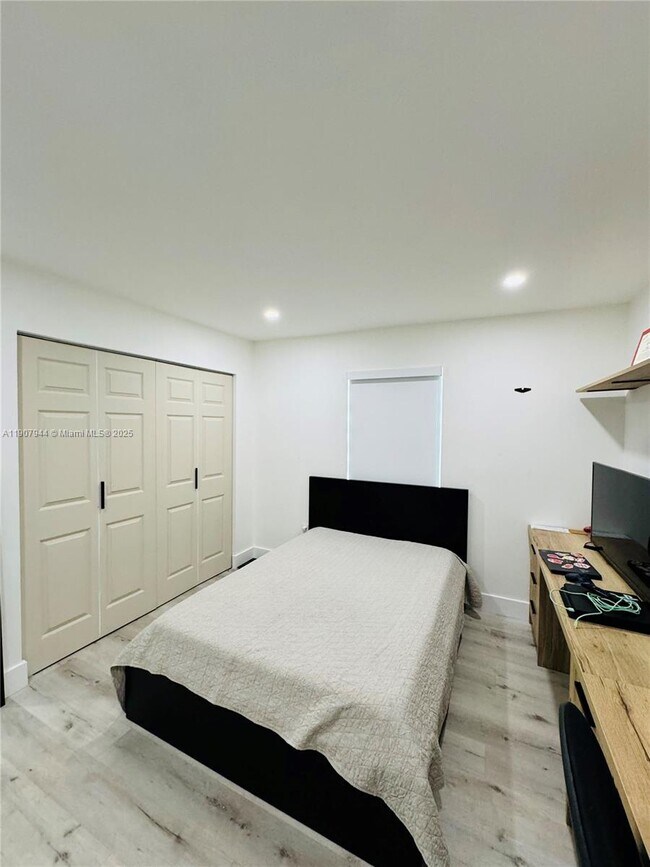 Building Photo - 1555 W 44th Pl