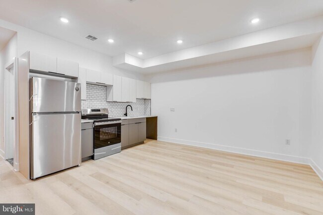 Building Photo - 6027 Delancey St