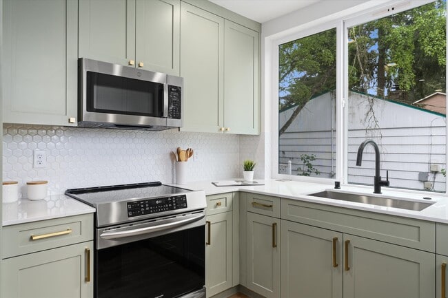 Kitchen - 2151 N 147th St