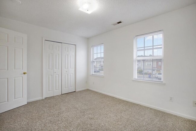 Building Photo - An adorable home! Pets Welcome!