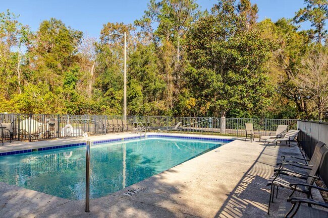 Building Photo - Fully Furnished 3-Bedroom/3-Bath Townhome