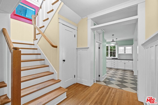 Building Photo - 813 Crestmoore Pl