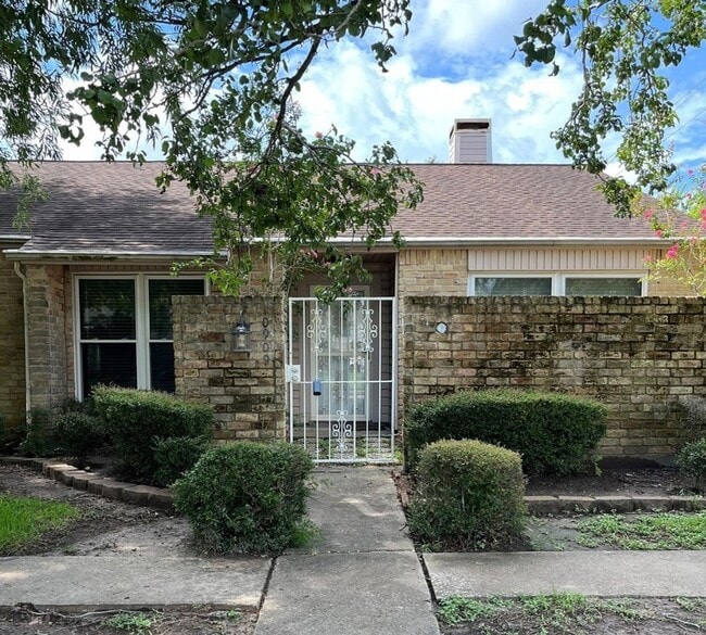 Building Photo - 10909 Glenwolde Dr