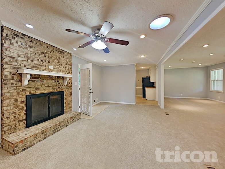 Building Photo - 430 Beaumont Dr SW