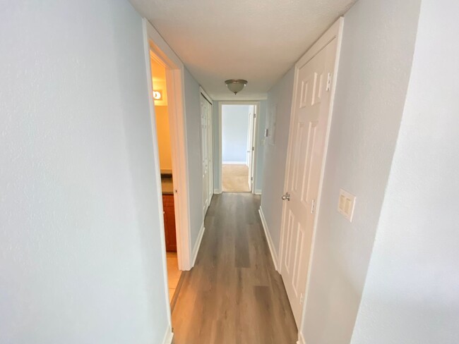 Building Photo - Spacious 3 bedroom, 2 bathroom Condo Locat...