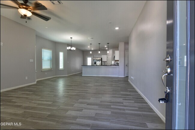 Building Photo - 552 Logwood Ave