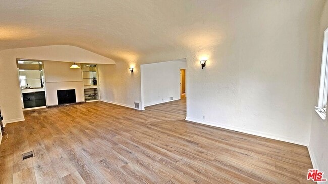 Building Photo - 132 S La Peer Dr