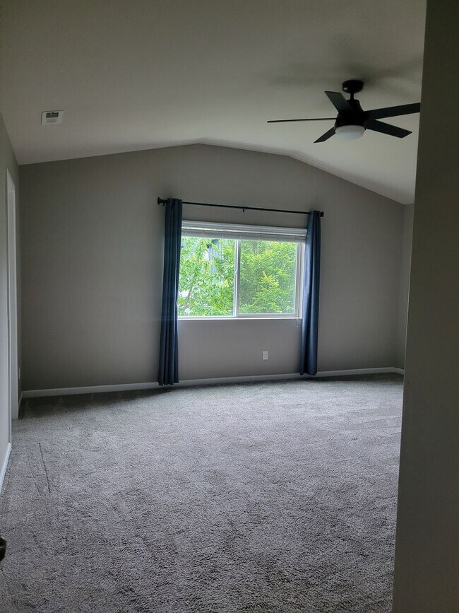 Building Photo - Great 3 bedr. with large loft in perfect l...