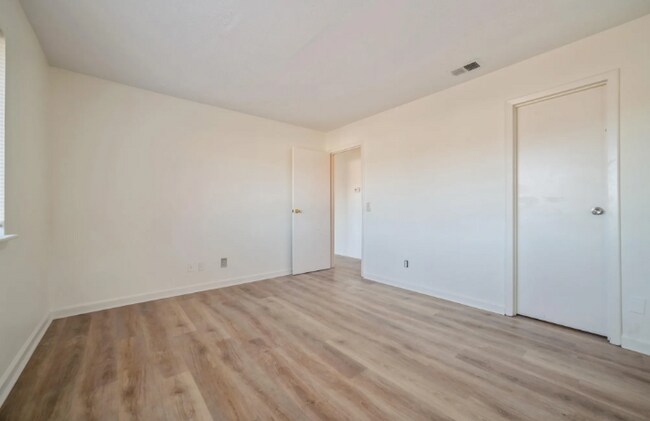 Building Photo - 1322 Old Manor Rd