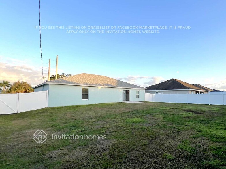 Building Photo - 2058 SW Quarry St