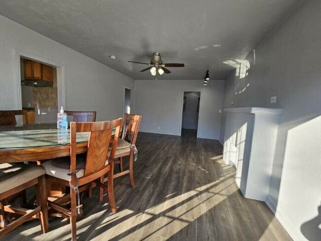 Building Photo - 1517 W 60th Pl