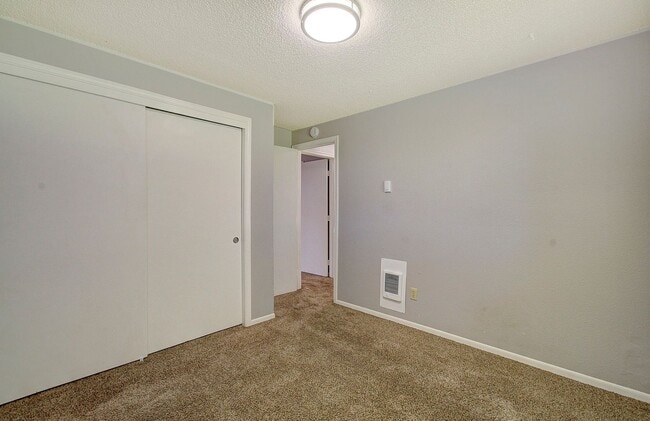 Building Photo - 2 BEDROOM, 1 BATH DUPLEX W/FENCED YARD!